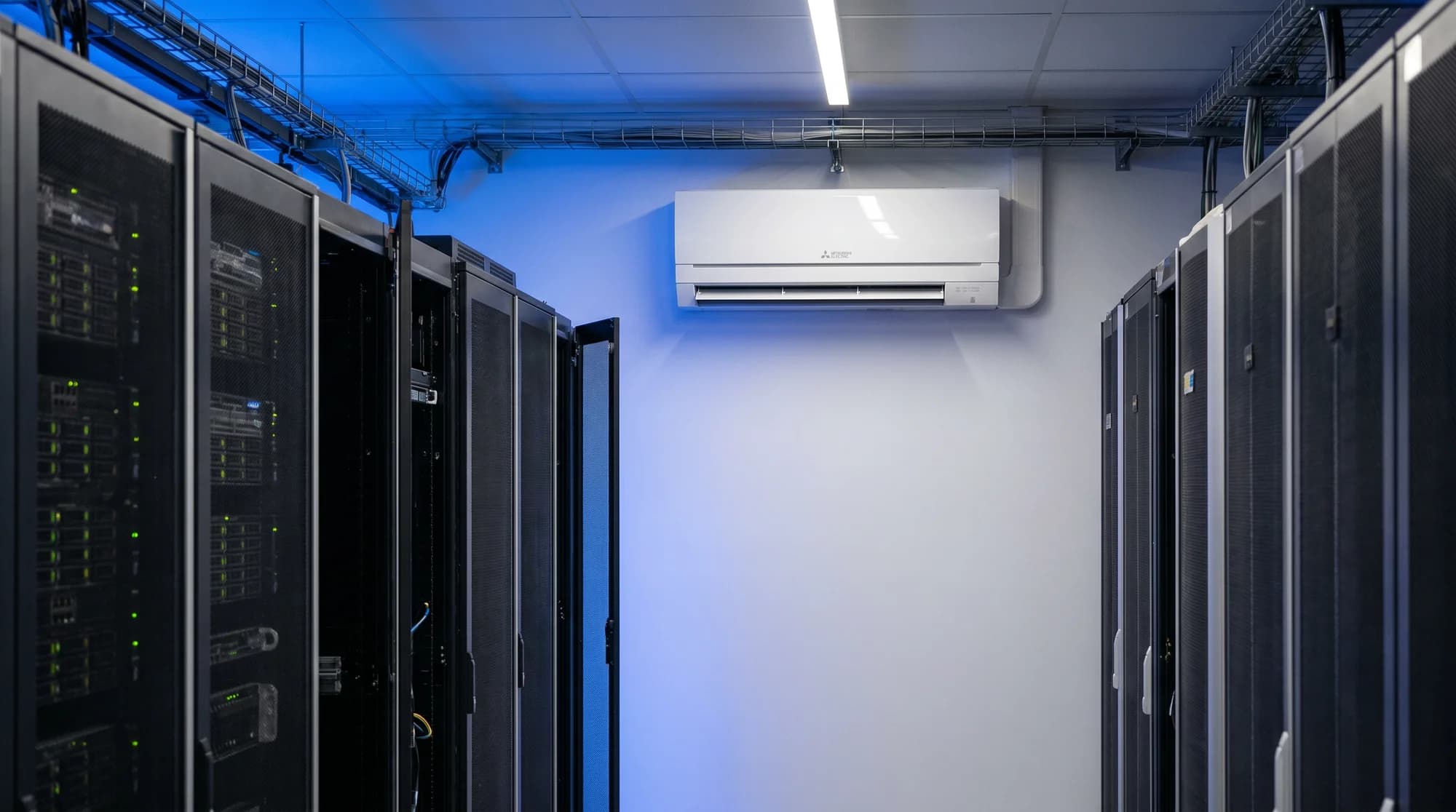 Klimaanlage von KTS Klima zur dauerhaften Kühlung eines Serverraums mit IT-Hardware